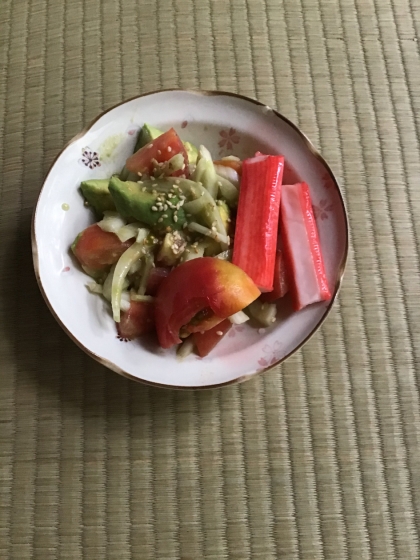 モッツァレラ　トマト　アボカドのカプレーゼ風サラダ