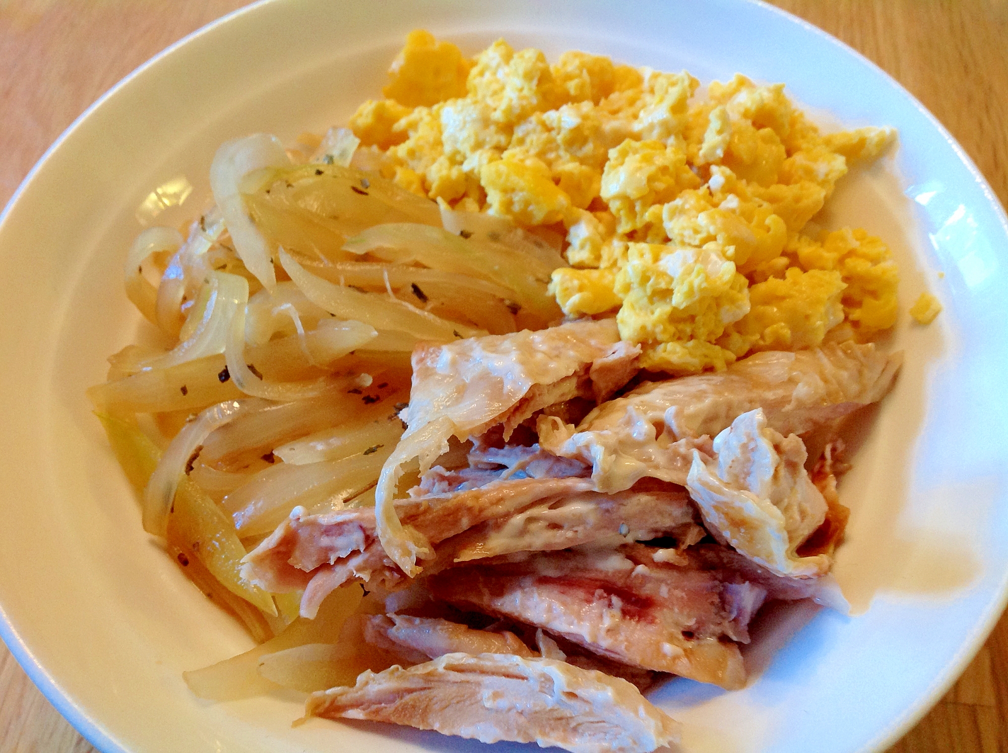 チキン、玉ねぎ、卵の三色丼