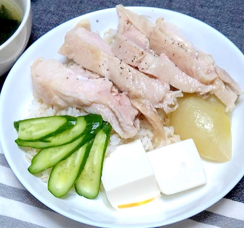 茹でて仕上げるしっとり柔らかいカオマンガイ