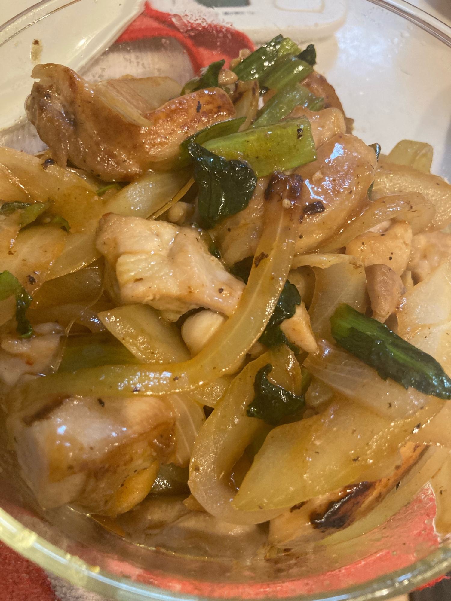 鶏モモ肉と玉ねぎ小松菜のケチャップチリ炒め
