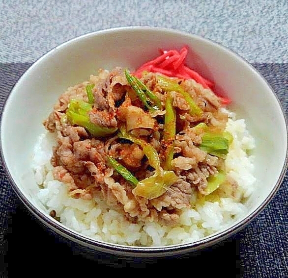 牛肉ばらと長ねぎの醤油砂糖みりんの七味ぎゅうどん