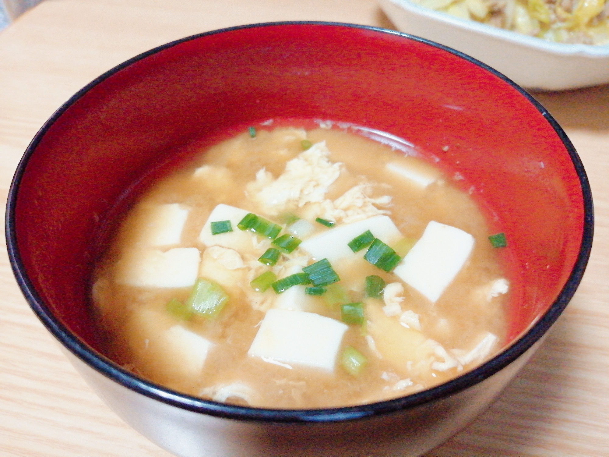 豆腐と卵と小ねぎの味噌汁