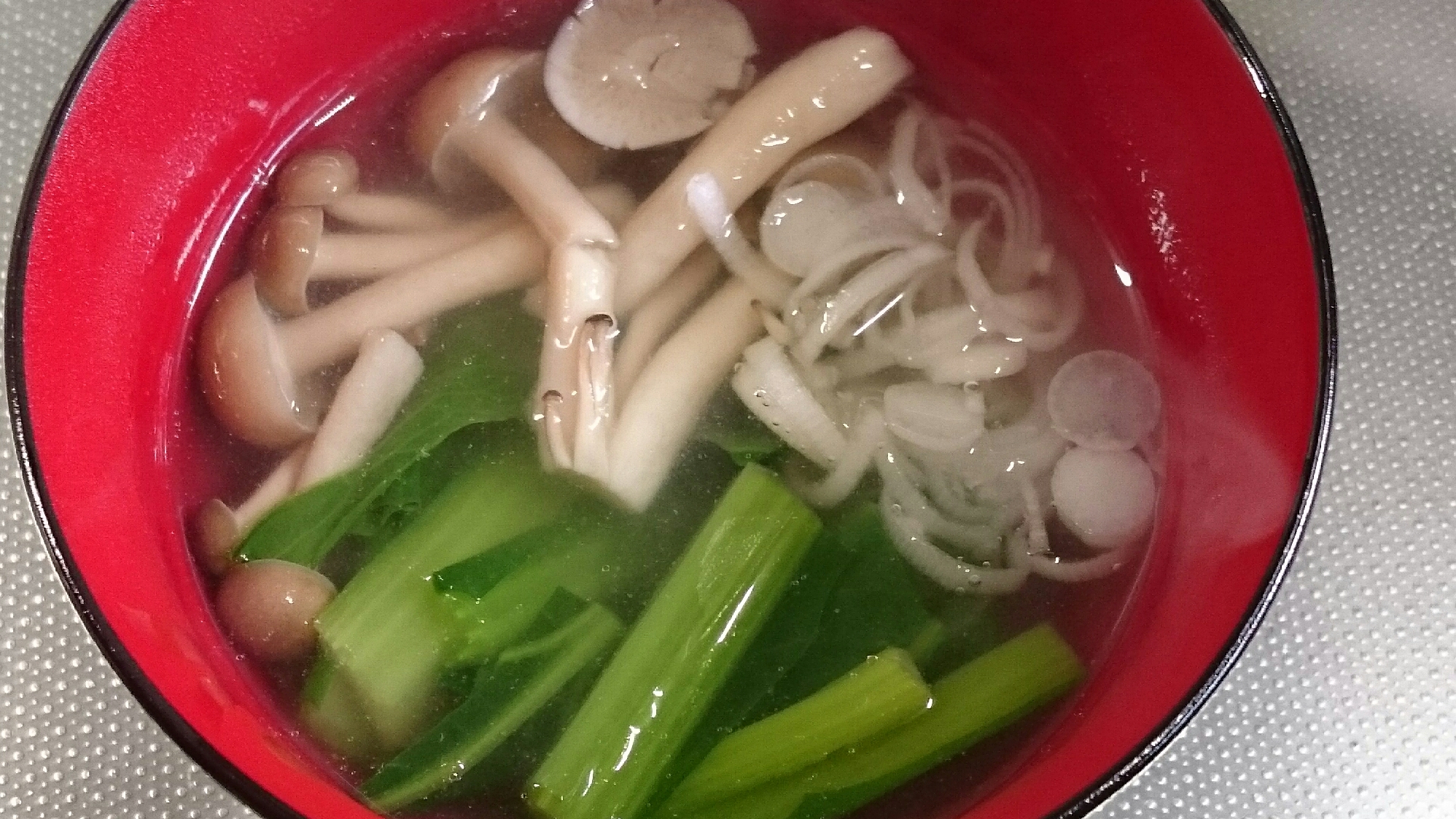 鶏ハム茹で汁de〜小松菜しめじの中華風スープ