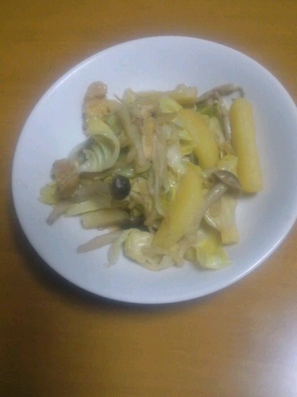 残り野菜のシメジ、キャベツ、ジャガイモも入れて作りましたぁ～♪♪簡単で、美味しいぃ～♪o(≧∇≦)O〃