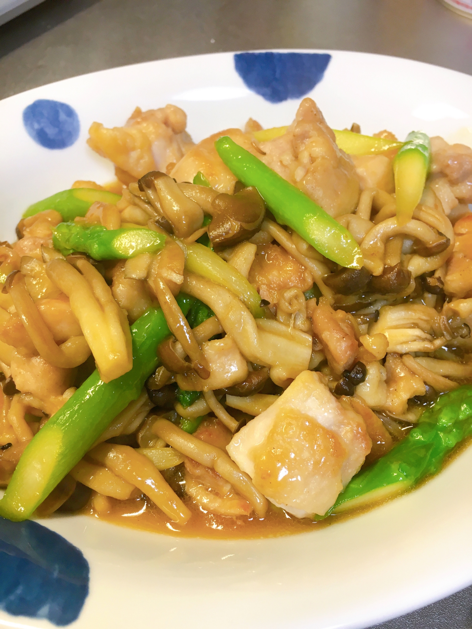 鶏もも肉とアスパラとしめじのバター醤油炒め