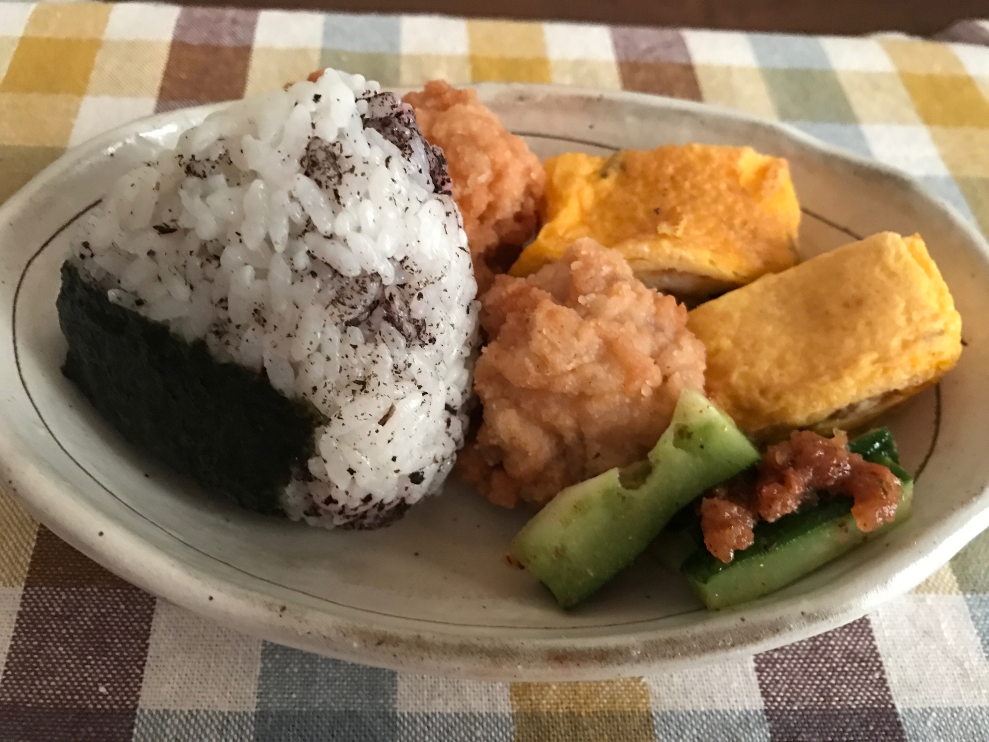 ゆかりおむすびと唐揚げ、卵焼きの朝ごはん