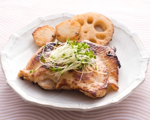 鶏肉の味噌ヨーグルト漬け焼き