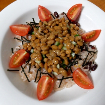 刻み海苔たっぷりで♡醤油はイイね↑キュウリの微塵切りを頑張った♪今回、お赤飯で作ってみた❤・・❤w豆&豆♡美味しかったので、赤飯とゴマ塩はセットで無くても◎だ～