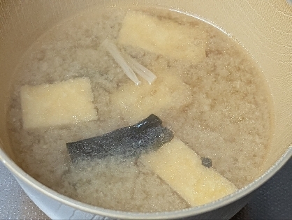 えのき・わかめ・油揚げの味噌汁（昆布だし塩麹入り）