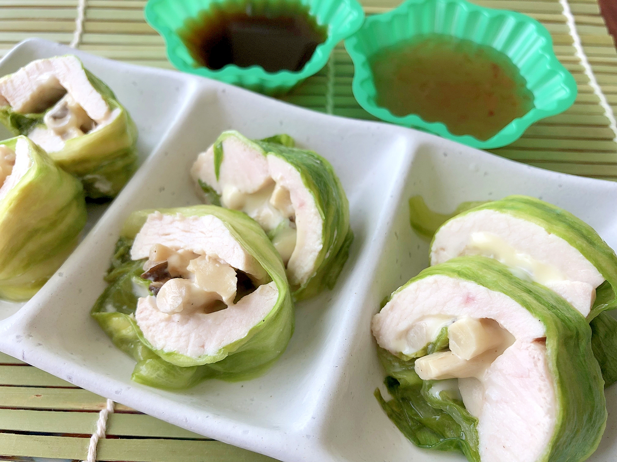 レンジで簡単。鶏むね肉とレタスのロール蒸し