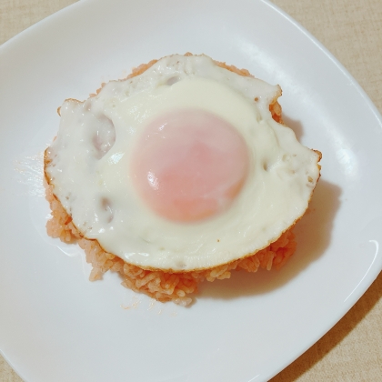 ケチャップライス　目玉焼のせ