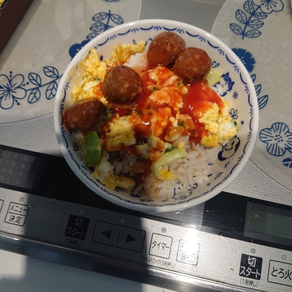 チンゲン菜と卵のミートボール丼