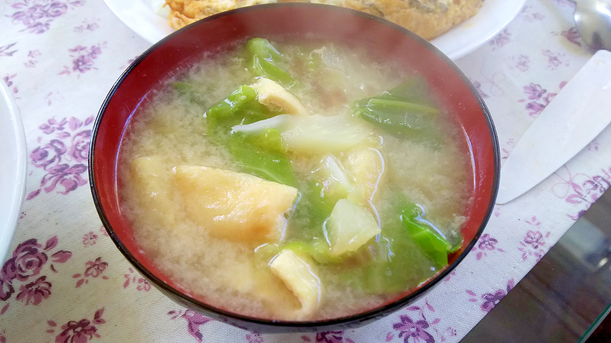 キャベツの芯で節約！油あげとミョウガのお味噌汁