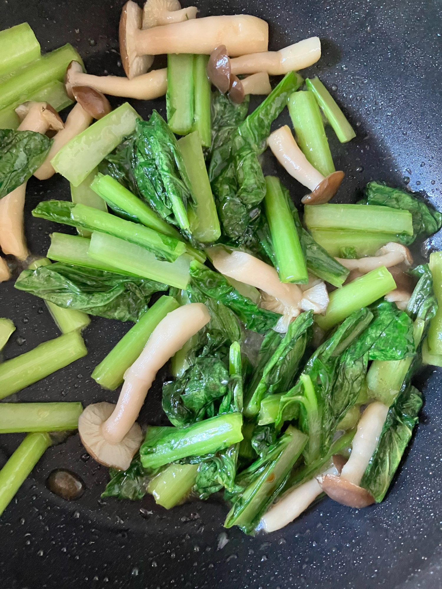 小松菜としめじのソース炒め