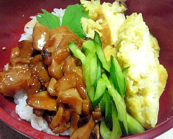 鶏の照り焼きと玉子そぼろにきゅうりの三色丼