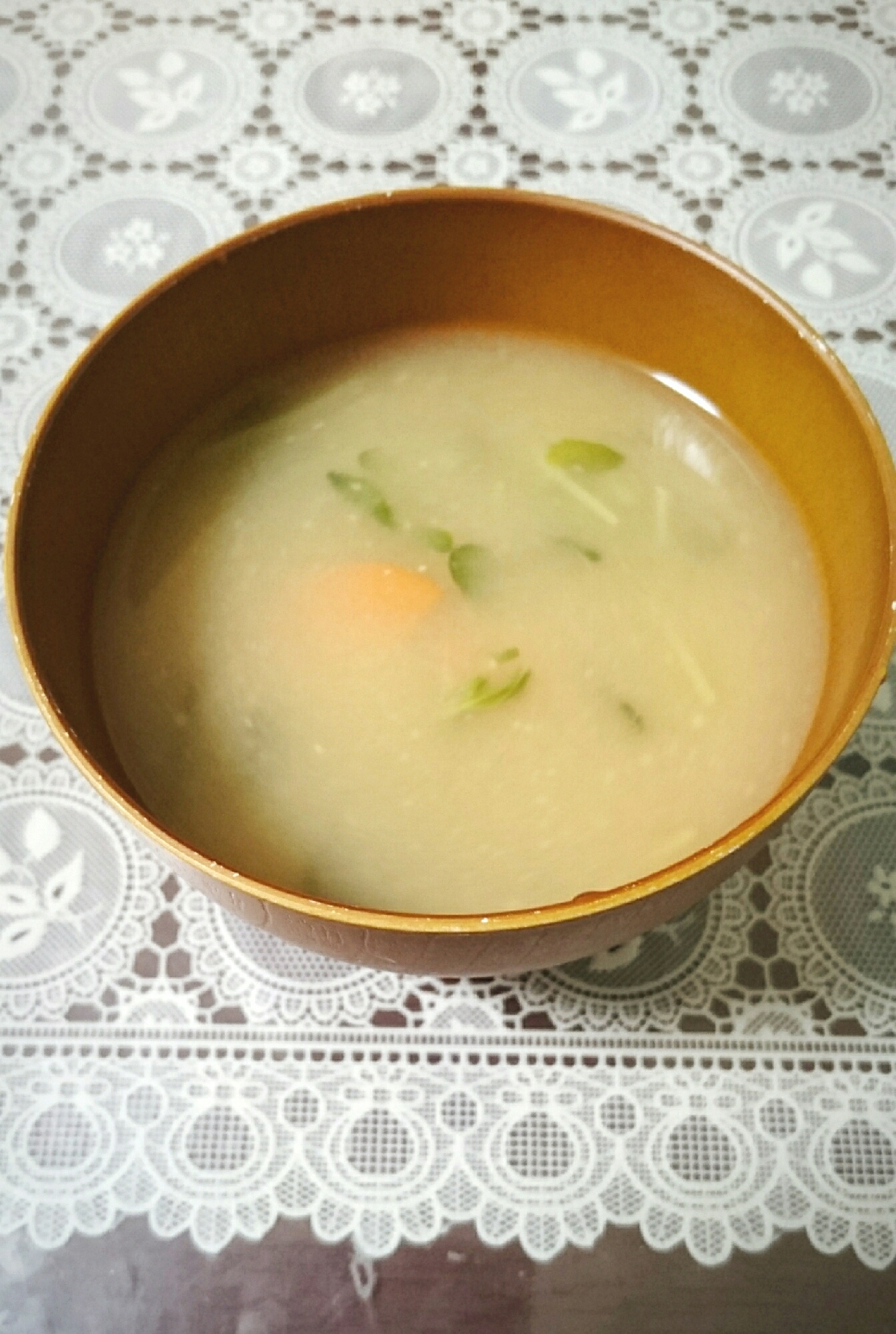 豆苗とにんじんの味噌汁
