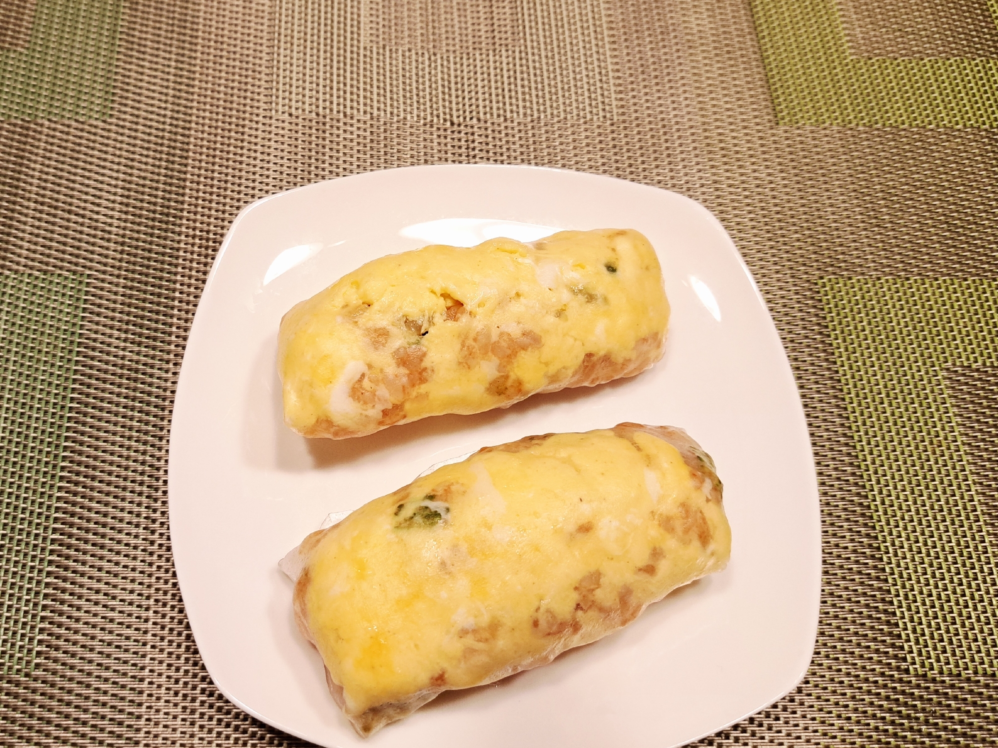 ライスペーパーに巻いて！細長いオムライス