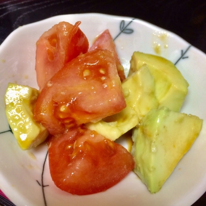初めて家でアボカドを食べました。トマトと食べると食べやすくなるんですね！