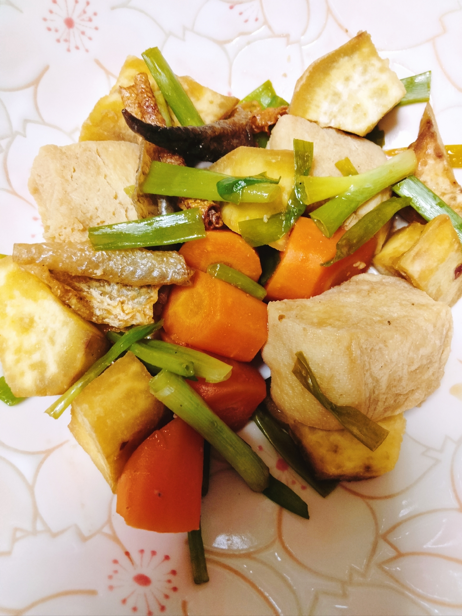 鮭皮チップスと凍り豆腐と人参と薩摩芋と葱の味ぽん煮