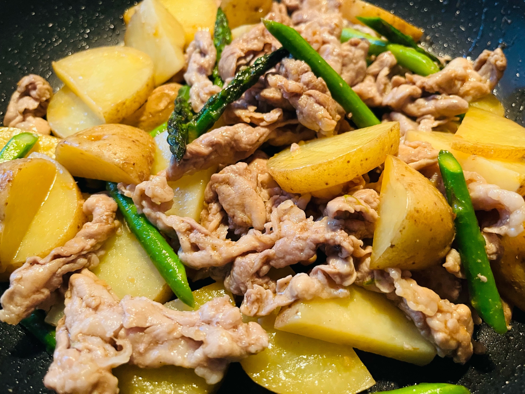 じゃがいもとアスパラと·͜· ᕷ豚肉炒め