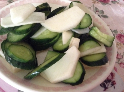 こんにちわぁ❤︎梅酢がないのでリンゴ酢代用です(謝)
カブの独特の食感大好き❤︎❤︎暑くなって来たから酢の物は良いね♪サッパリと旨旨ゴチ様〜☆〜（ゝ。∂）