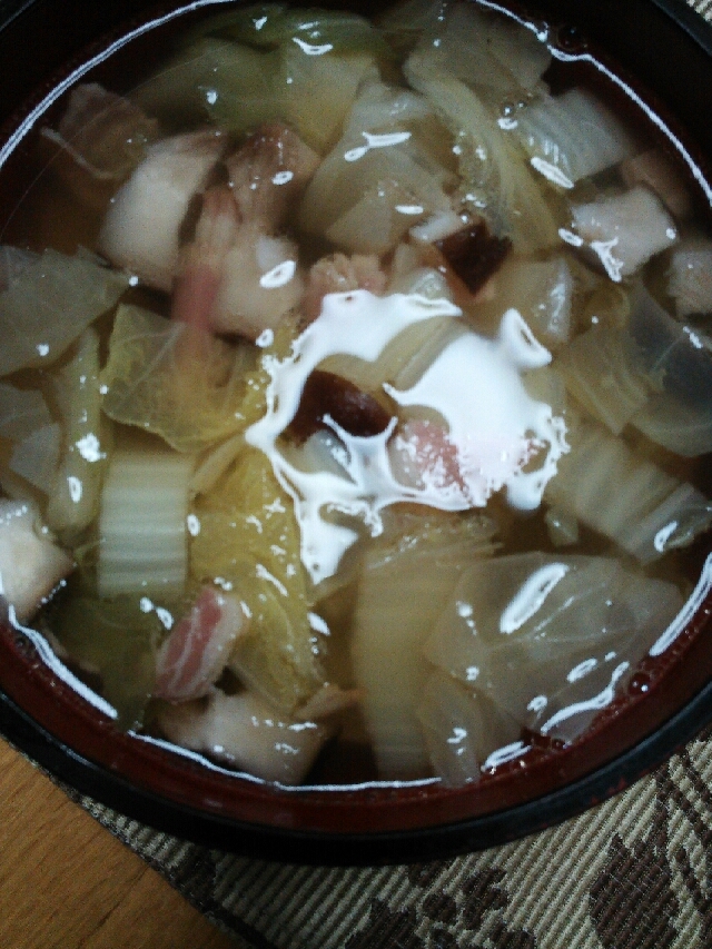 白菜とキャベツと生しいたけとベーコンの中華スープ