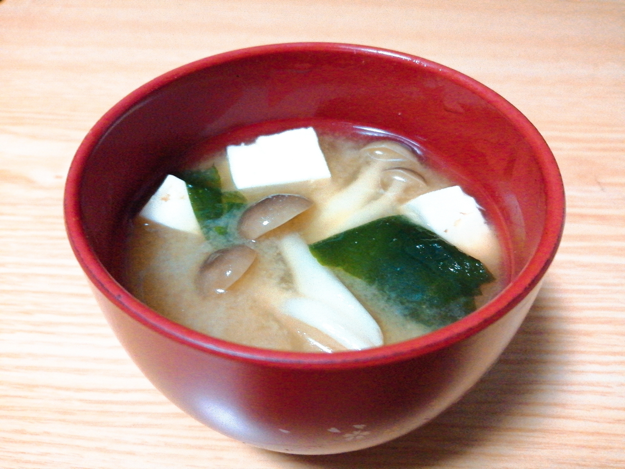 豆腐としめじとわかめの味噌汁