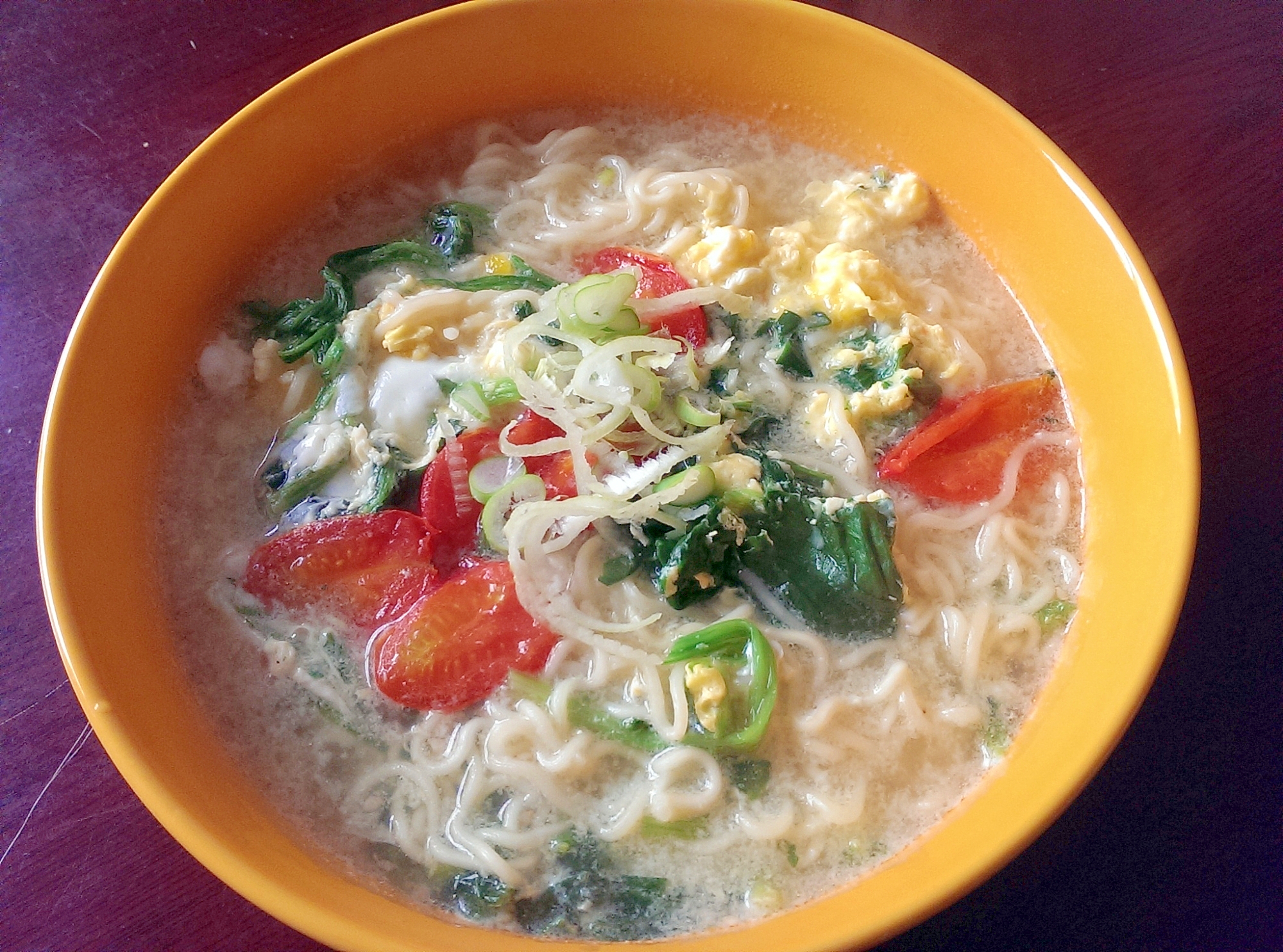 たまごとほうれん草とプチトマトのとんこつラーメン