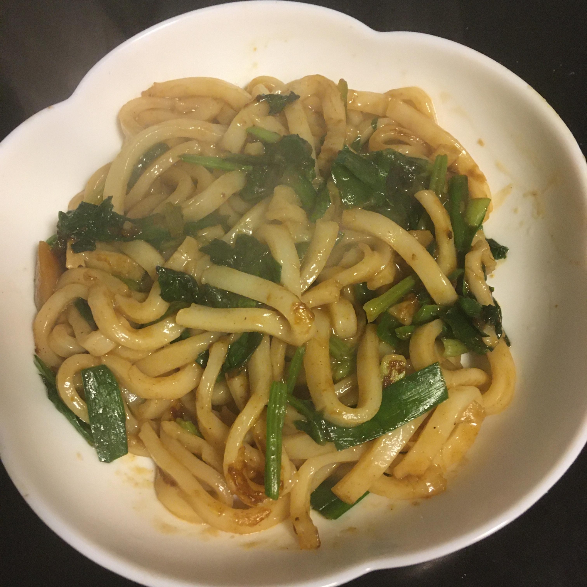 ほうれん草とにらのカレー焼きうどん