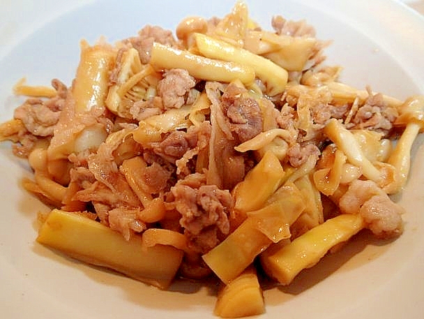 白い皿に盛られた淡竹と豚肉の甘辛炒め