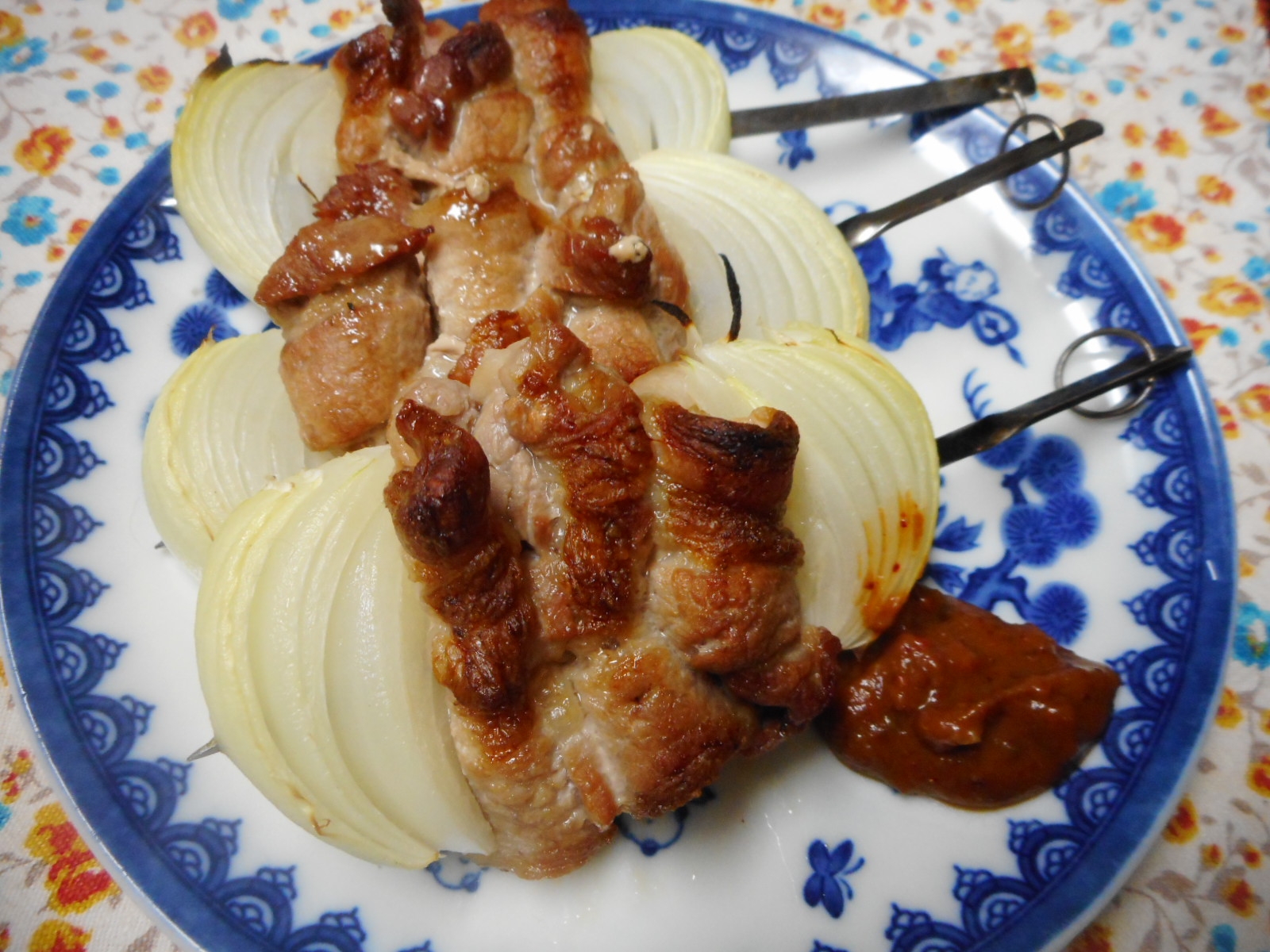 豚バラと玉ねぎの串焼き　ニンニク味噌添え