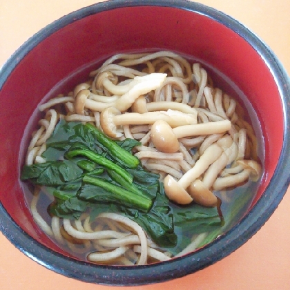 しめじとほうれん草の温かいお蕎麦