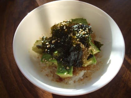 簡単でぺロリ完食！　アボカド韓国のり丼