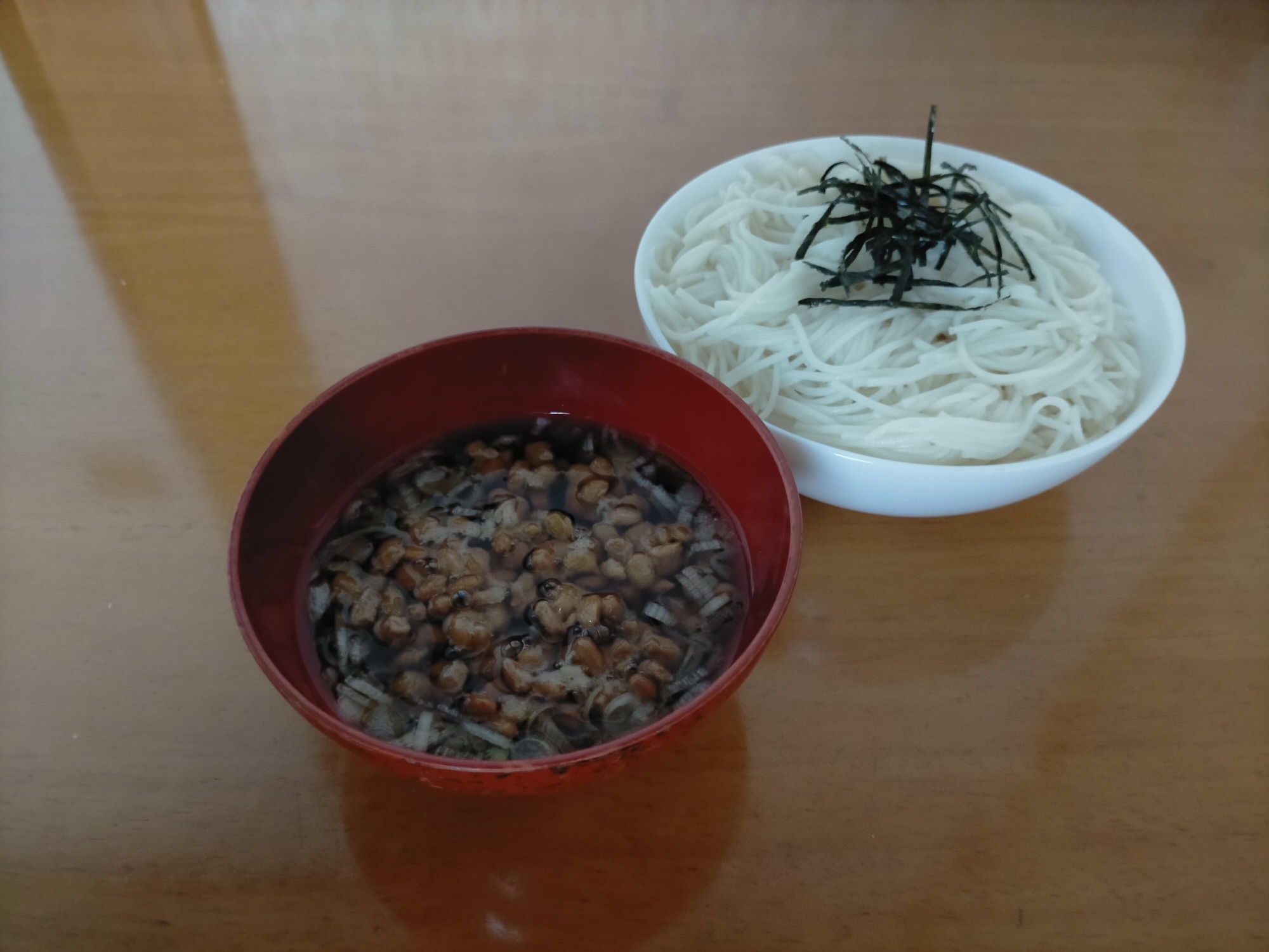冷やし温麺の納豆つけ麺