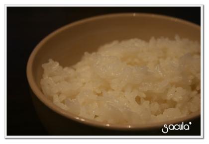 買ったお米がまずくて悩んでいました。
で、みりんで作ってみたら、感動！
つややかで、美味しい！！！
ぱさつき感とか変な香りが消えて、美味しく変身です！