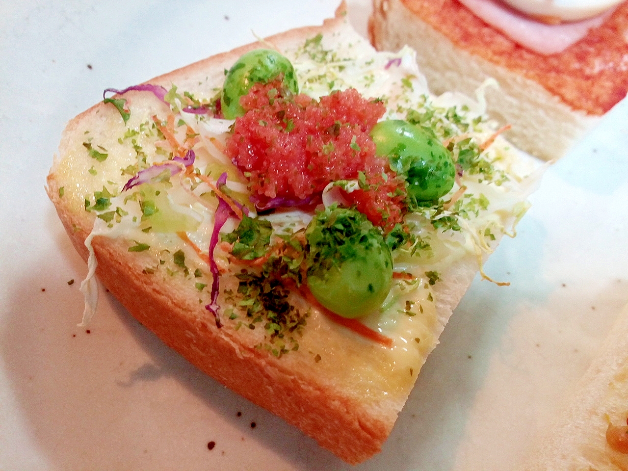 千切り野菜と枝豆と明太子のマヨトースト