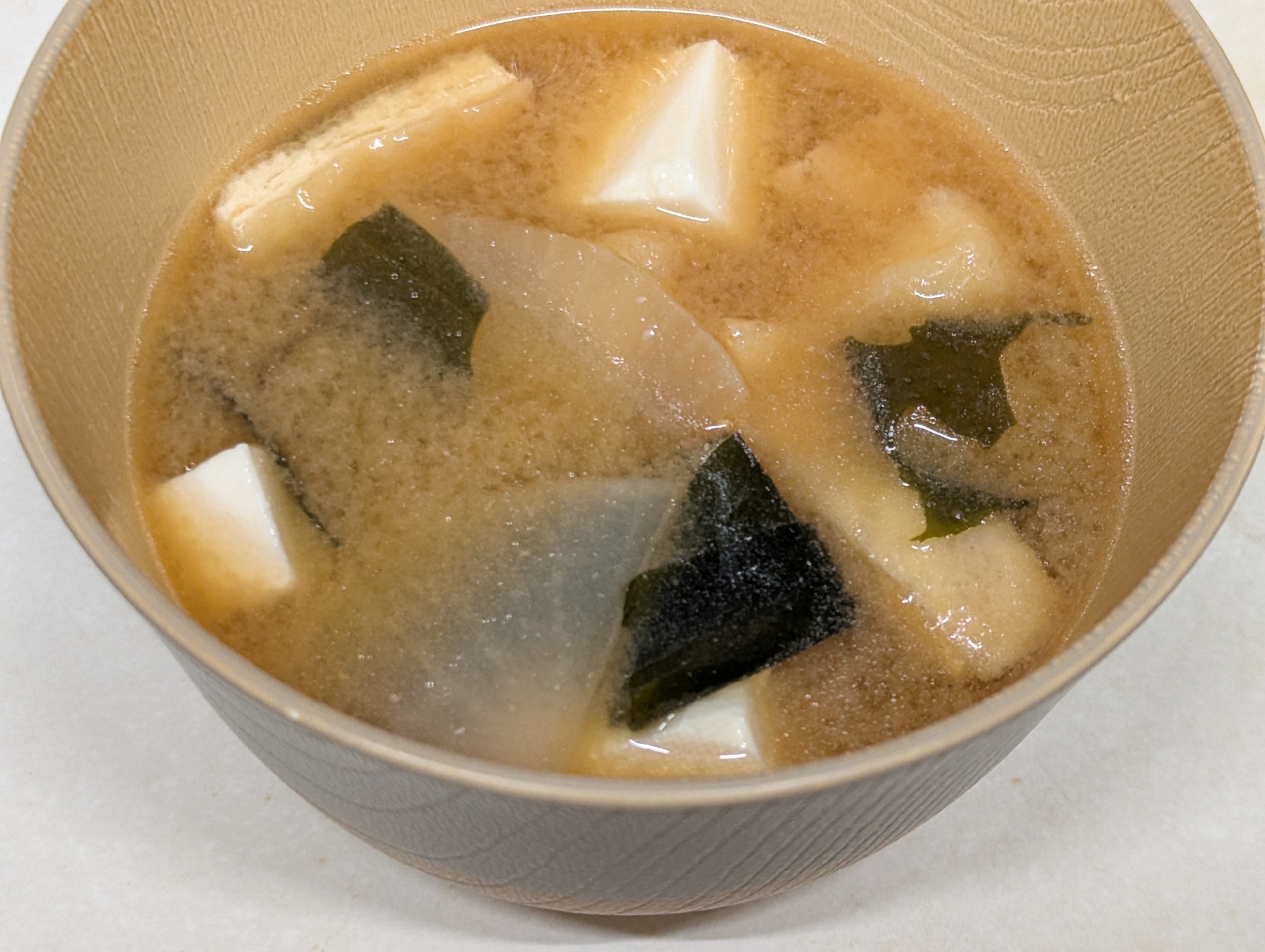 大根、油揚げ、わかめ、とうふ、のお味噌汁