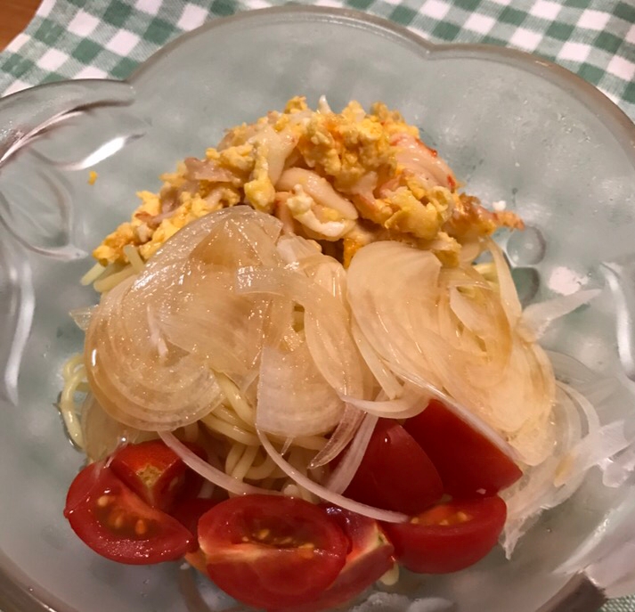 カニカマ炒り卵とミニトマト、玉ねぎの冷やし中華