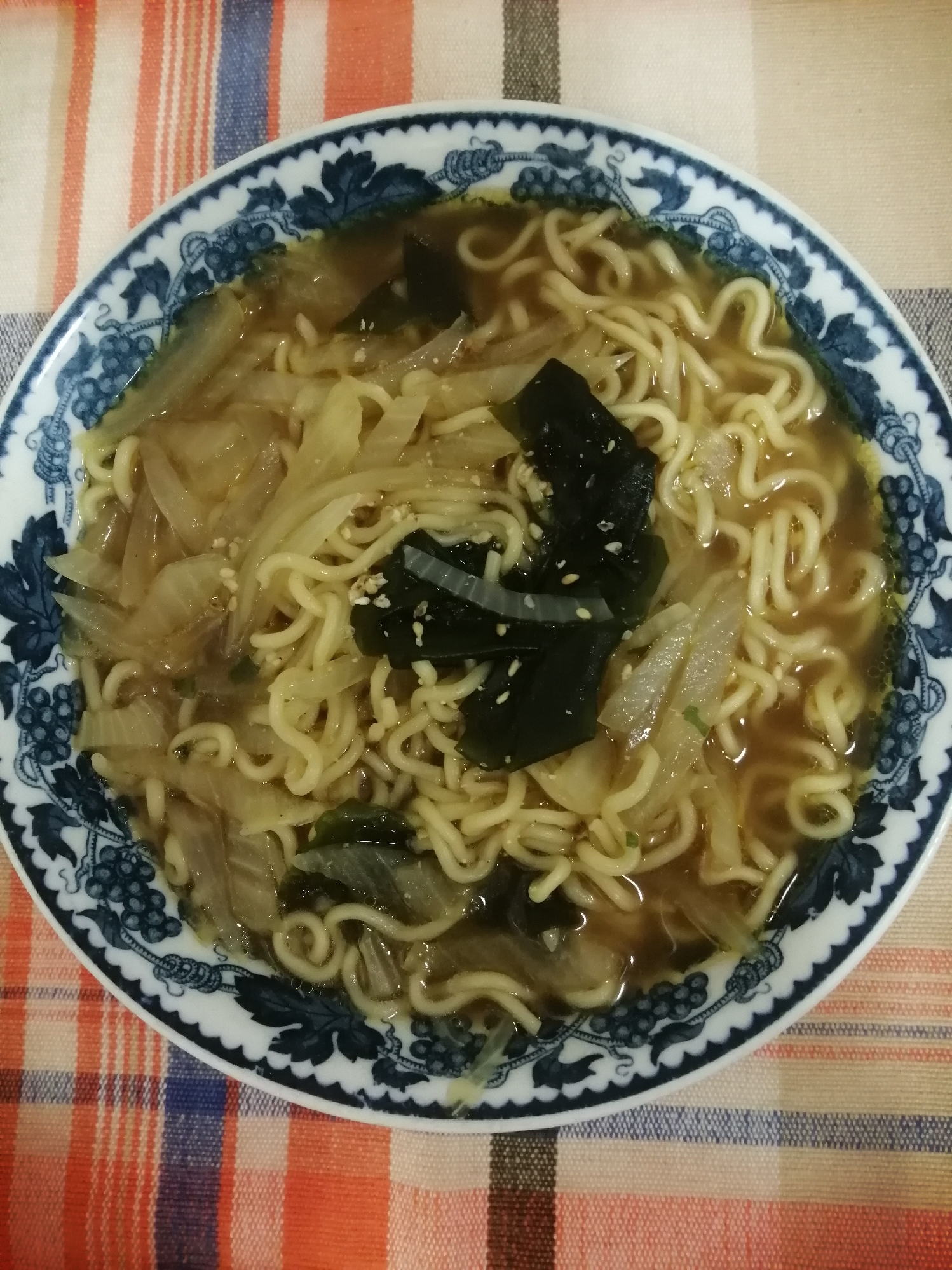 玉ねぎとわかめとごまとごま油入りラーメン