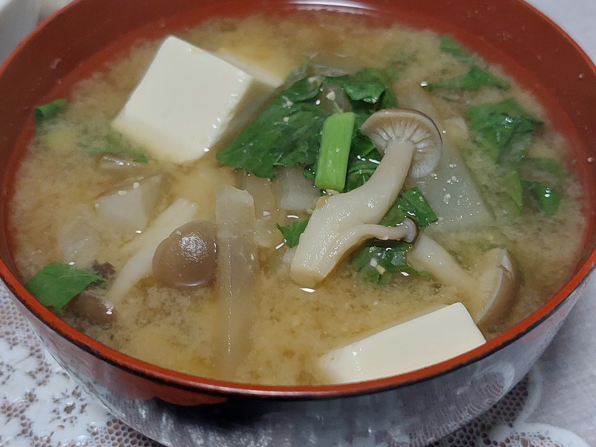 のらぼう菜と大根と豆腐としめじの味噌汁