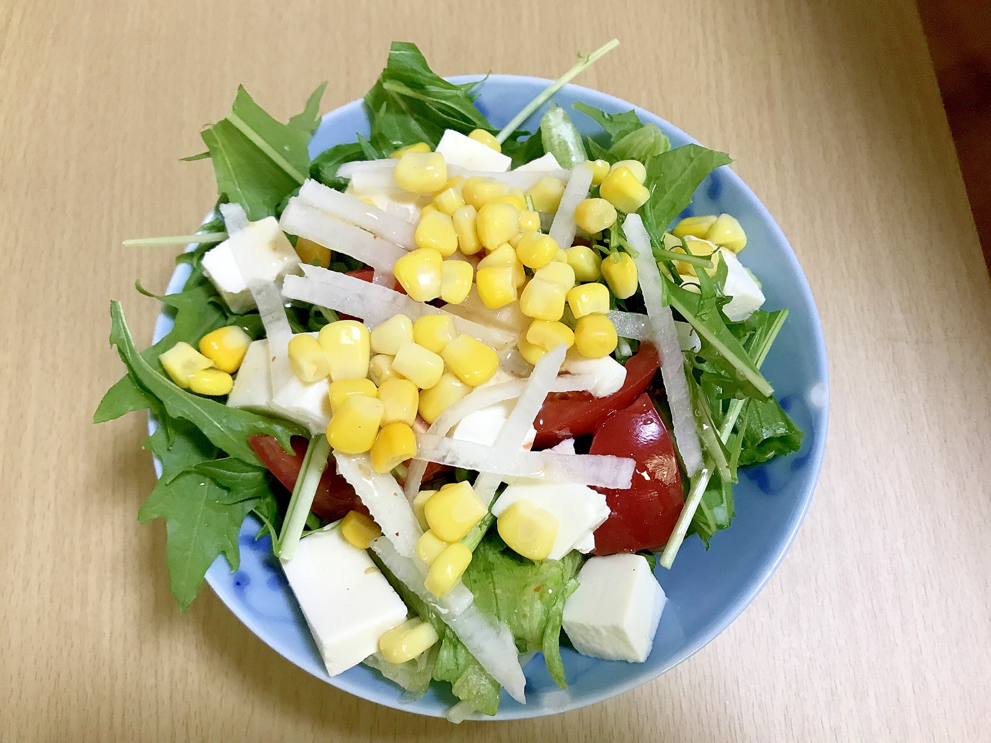 味噌ドレッシング和えの野菜盛りだくさんサラダ