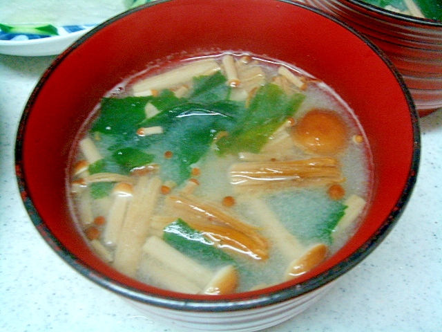 柿の木茸とワカメの味噌汁