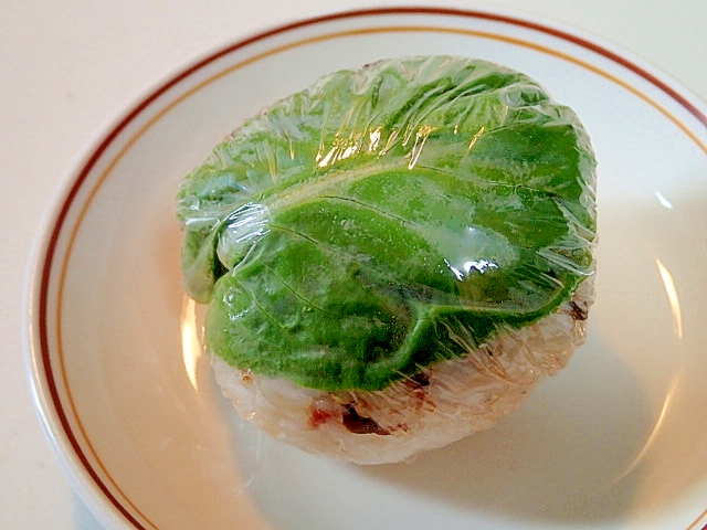 昆布佃煮と小魚ふりかけのサラダ菜巻きおにぎり