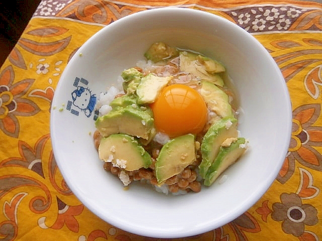 アボカド・納豆・卵ごはん