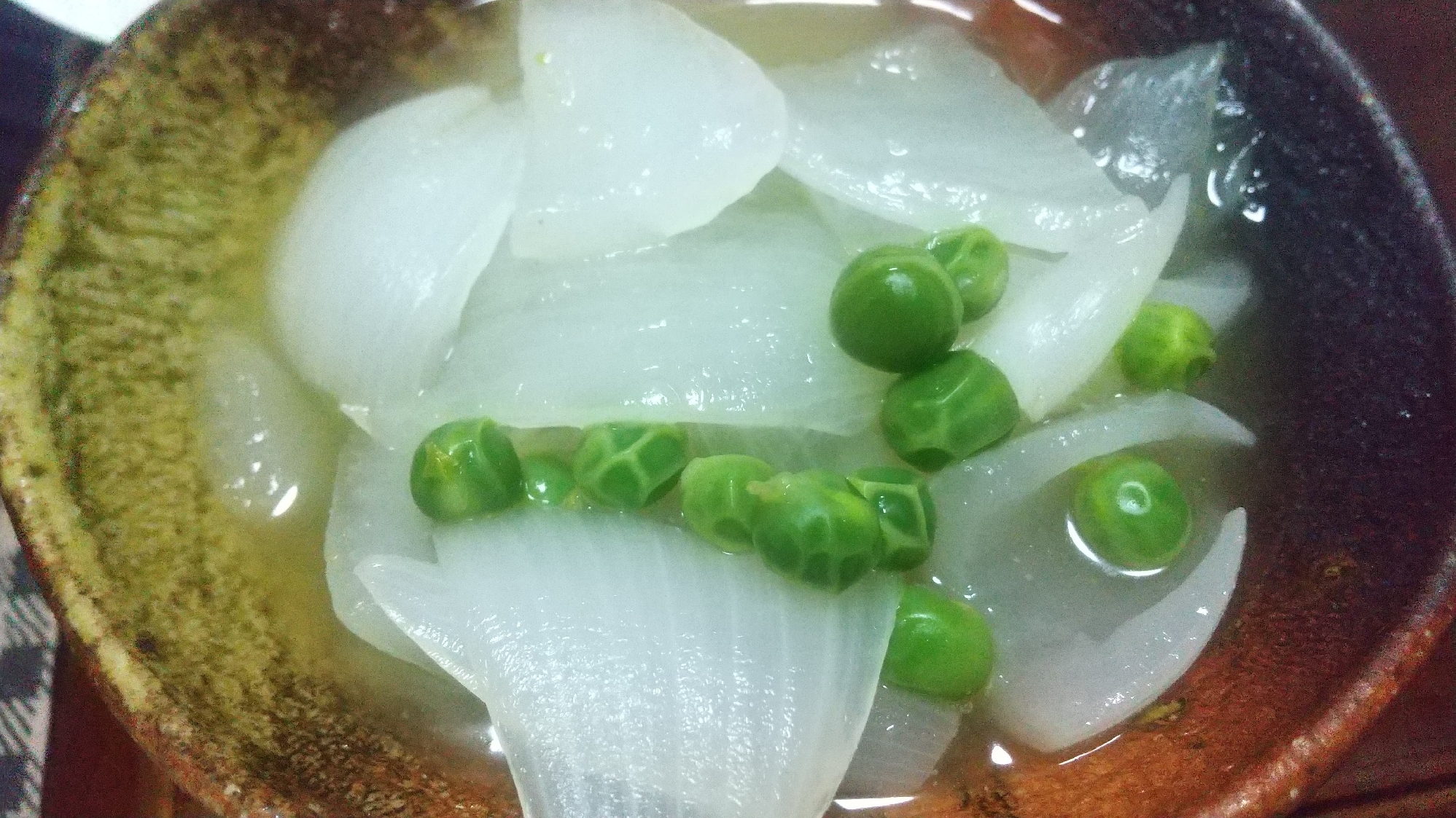 新玉ねぎとえんどう豆のコンソメ煮