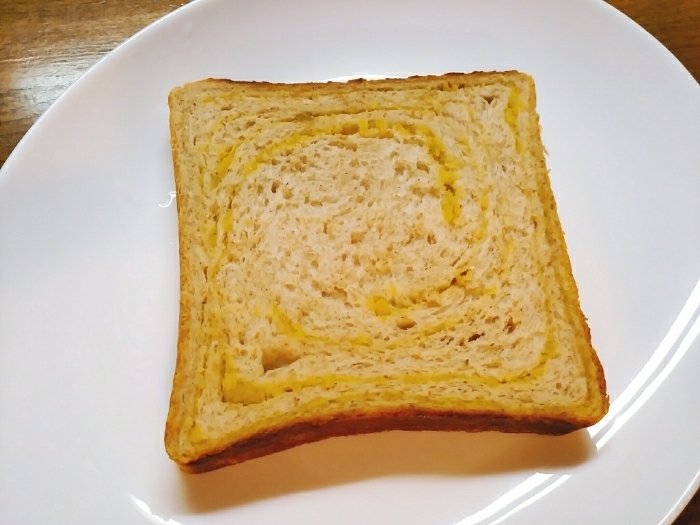 ふすま入り薩摩芋折込シートの食パン