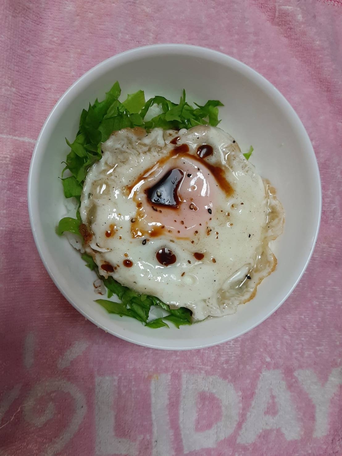 レタスのせた目玉焼き丼