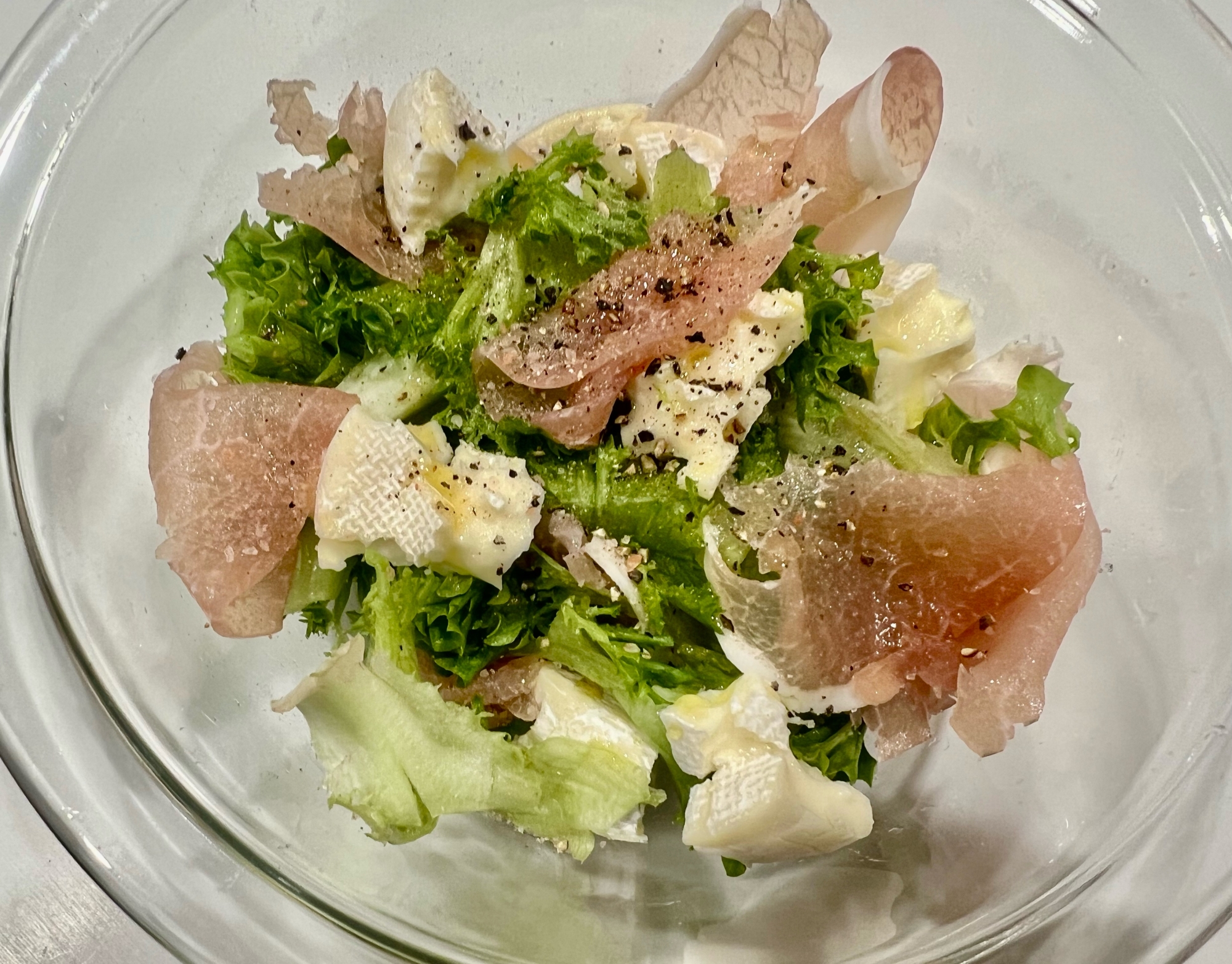 レタスと生ハムとチーズのサラダ