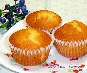 いちごの柄の皿に置かれたマフィン