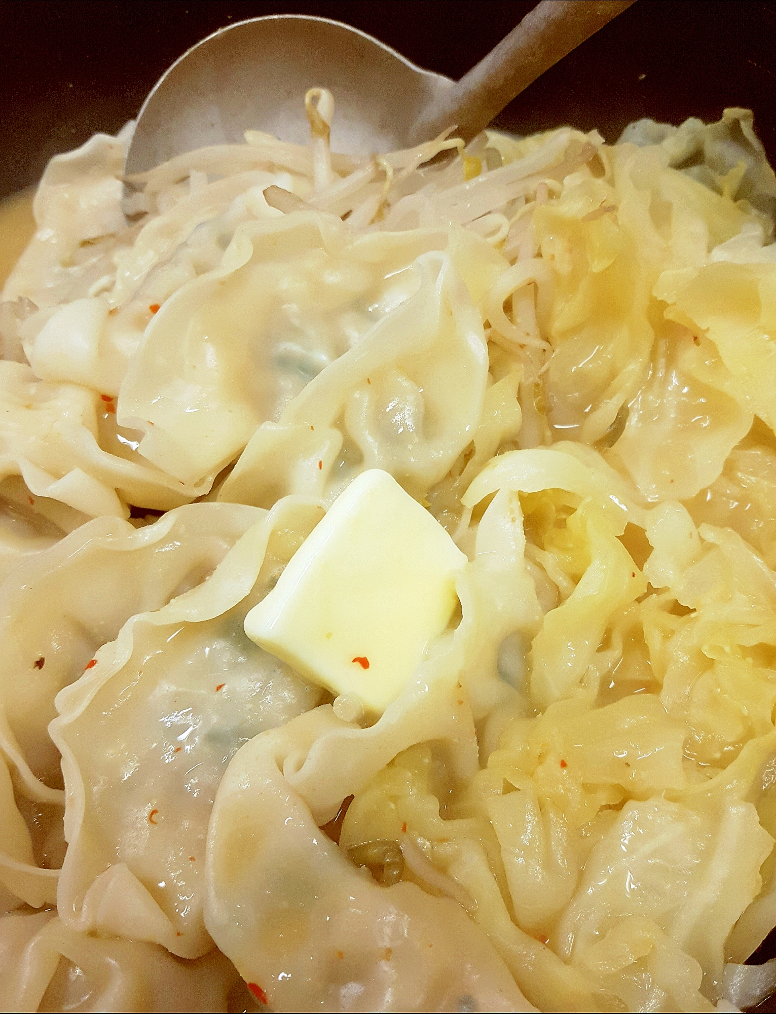 バターがのった餃子鍋